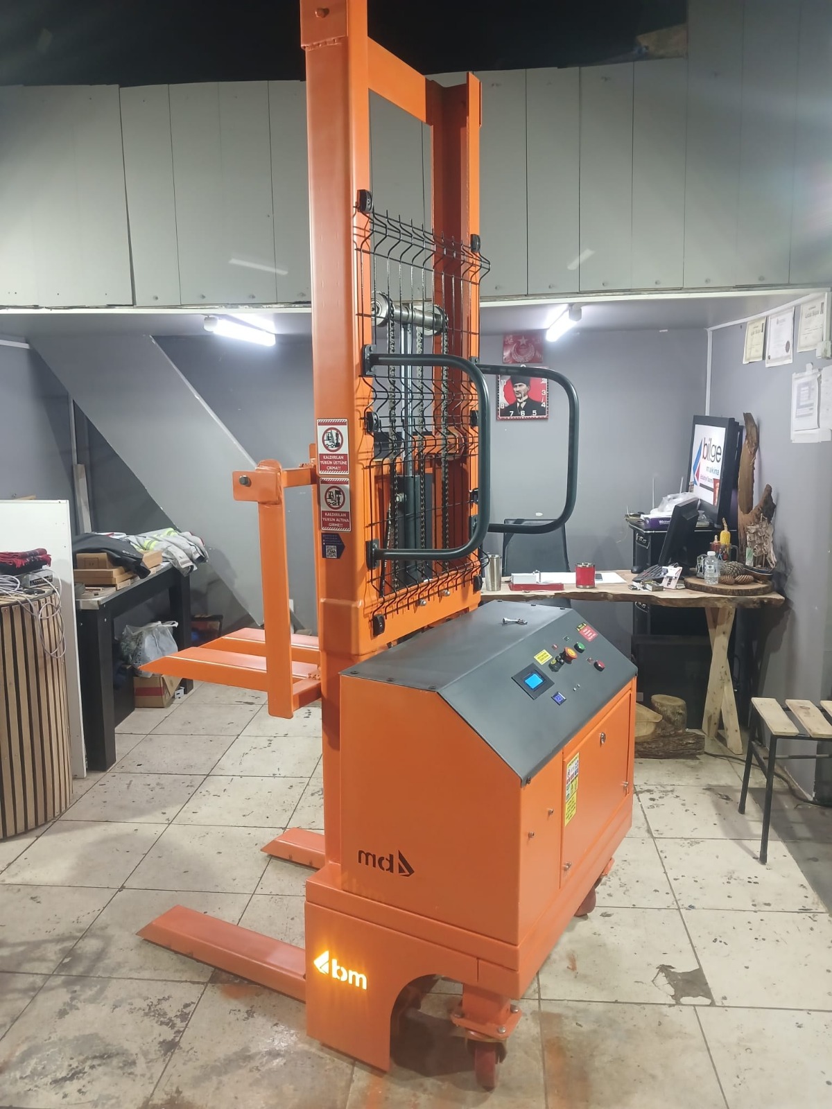 Elektrikli akülü istif makinası